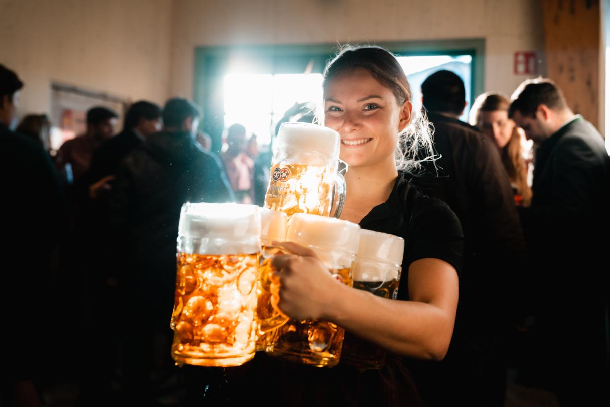 Bia được phục vụ tại lễ hội Oktoberfest