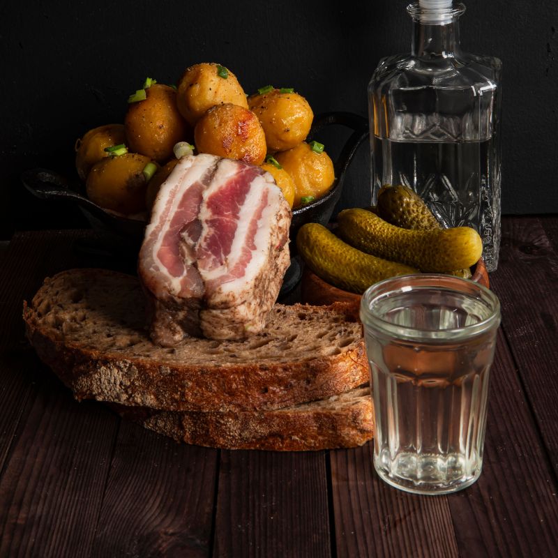 Bàn tiệc truyền thống với vodka và các món zakuski ở Đông Âu